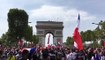 En attendant le bus des Bleus, les supporters chantent la Marseillaise sur les Champs-Elysées - Vidéo