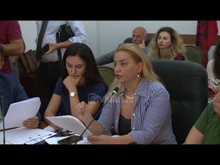 Teatri perplas opoziten dhe kryeregjistruesin ne Kuvend