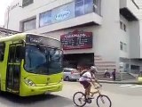 Ce cycliste essaie de stopper un bus : mauvaise idée