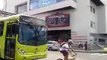 Ce cycliste essaie de stopper un bus : mauvaise idée