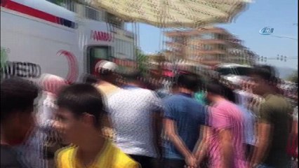 Trafik kazasında yaralanan kadını plaj şemsiyesiyle korudular