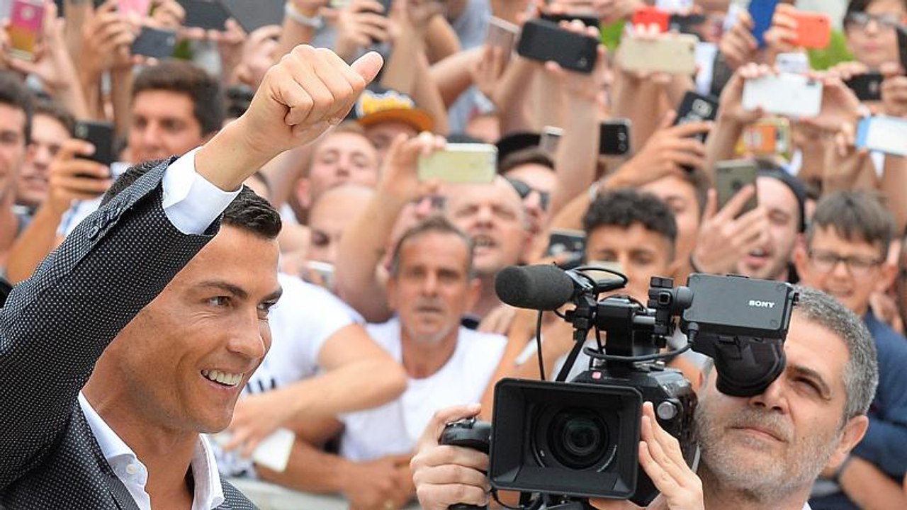 Superstar Ronaldo bei Juventus Turin eingetroffen