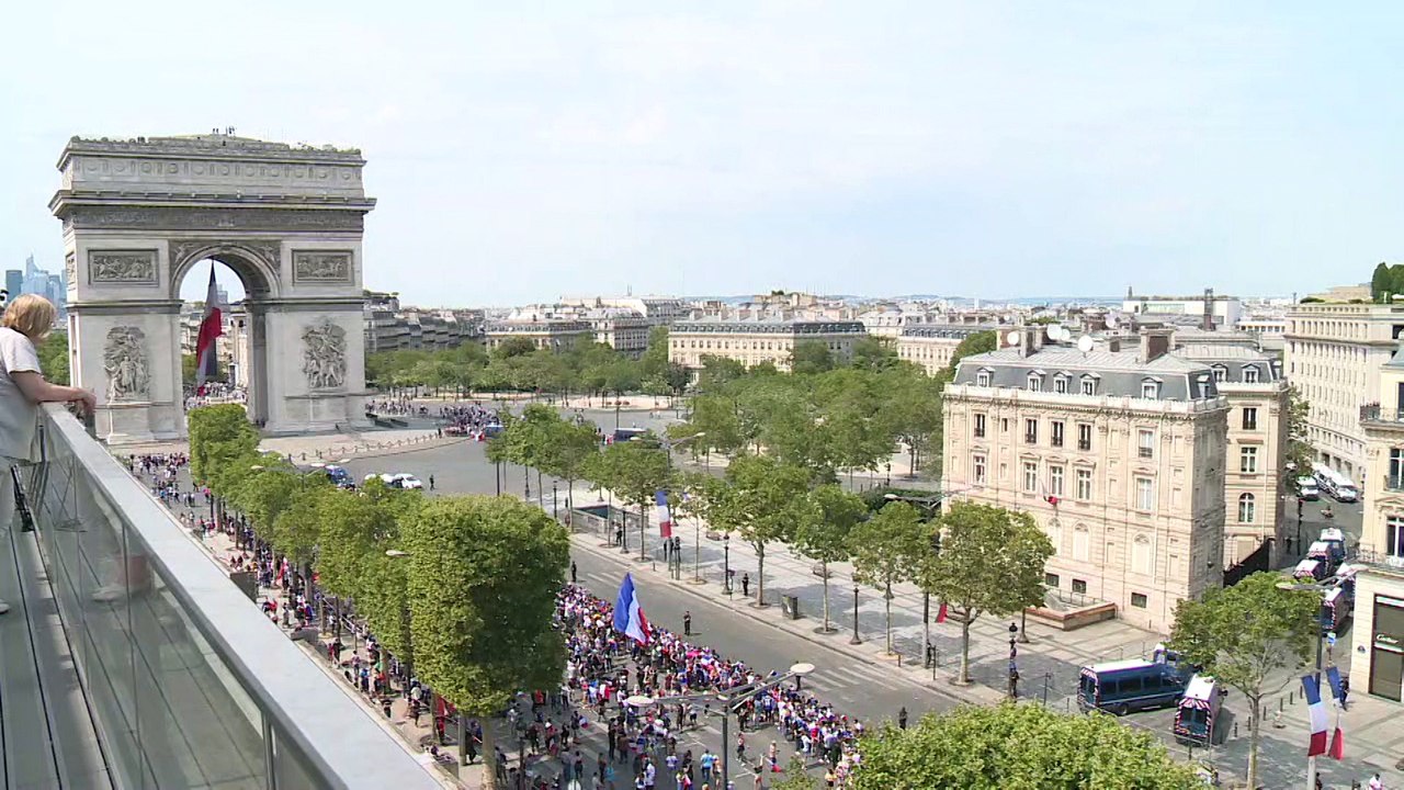 Des milliers de personnes attendent les Bleus sur les Champs-Élysées