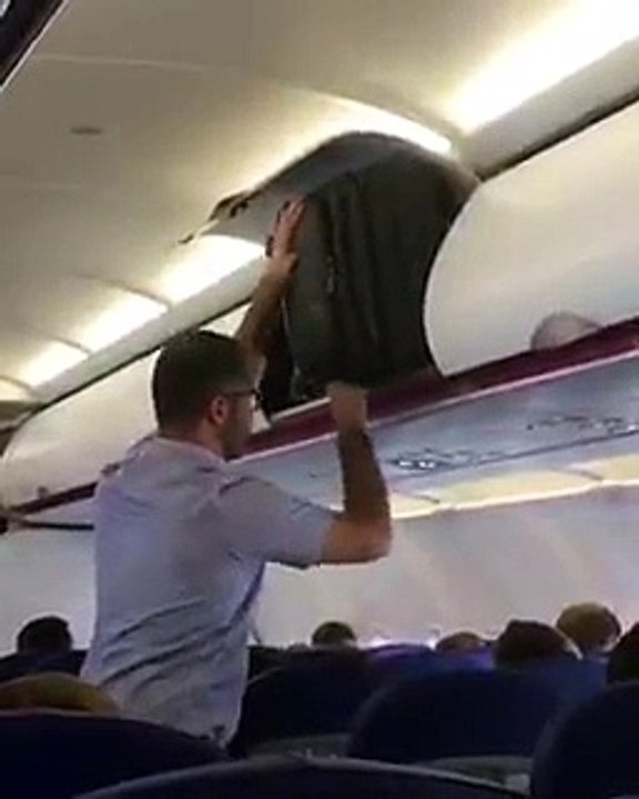 Un passager vs Le range-bagages d'une avion ! LOL