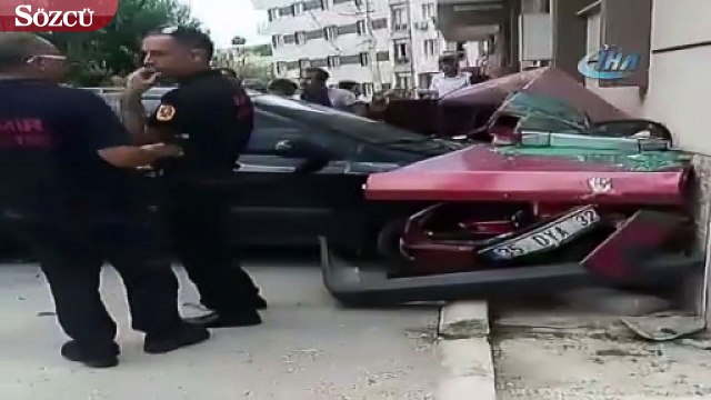 Sürüklenen otomobil evin odasına daldı