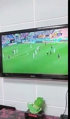 When you love the World Cup that captured the baby - Khi bạn mê xem World Cup mà bị bắt trông con