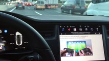 Atasco en un Tesla Model S en Autopilot