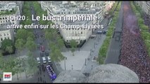 Le bus des Bleus arrive sur les Champs-Élysées, la foule s'embrase... (filmé de l'Arc de Triomphe)