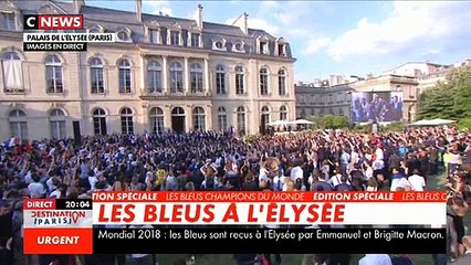 Emmanuel Macron s'adresse au Bleus sur les marches de l'Elysées: "N'oubliez jamais d'où vous venez" - Vidéo