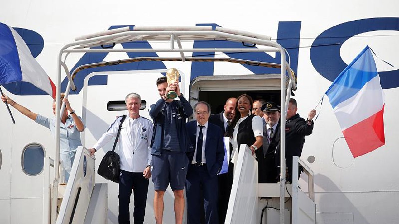 Lloris, Mbappé und Co  sind zurück in Paris und werden gefeiert