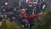 Les pompiers pris d'assaut par des supporters sur les Champs-Elysées.