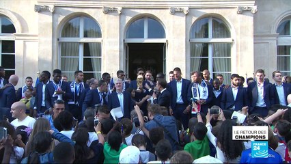 En IMAGES - Des Champs à l''Élysée, revivez le retour triomphal des Bleus dans la capitale française