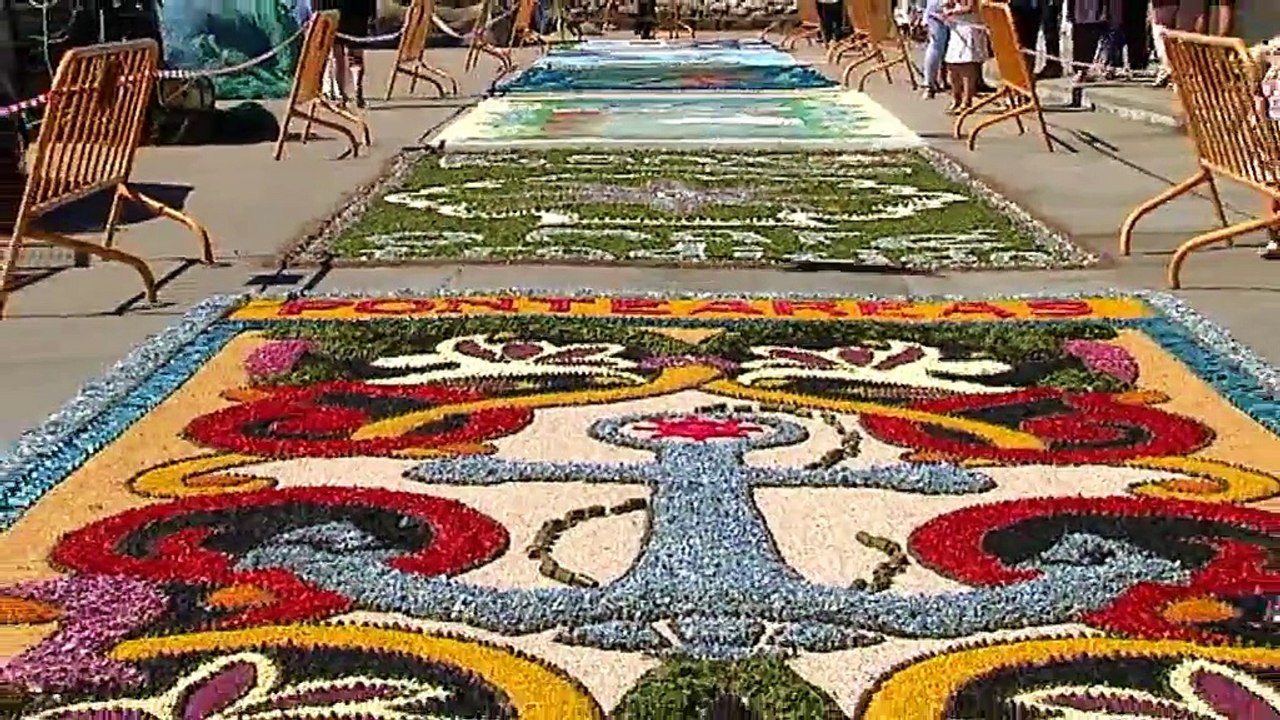 El puerto de Bueu se engalana con alfombras florales para recibir a la Virgen del Carmen 16/7/2018
