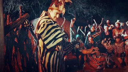 Genç şarkıcıya görülmemiş evlilik teklifi