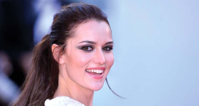 Ünlü Oyuncu Fahriye Evcen Güzelliğiyle Büyüledi