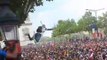 Un supporter dans un arbre saute dans foule (Paris) #cm2018