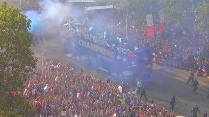 Le coin des supporters - La parade des tricolores sur les Champs-Élysées