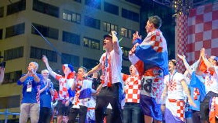 Télécharger la video: Croatian players thank fans in Zagreb for World Cup support