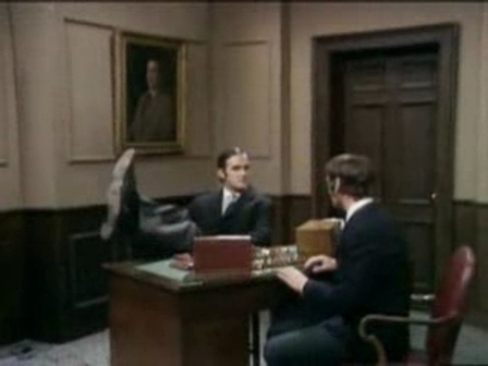 le Ministère des Démarches Débiles - MONTY PYTHON