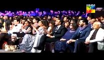 Check the Reaction of Mahira Khan When Saba Qamar Won Best Actress Award @ Hum Tv Awards