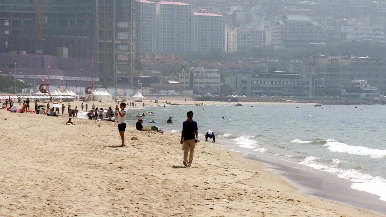 '반갑다 폭염아' 피서객 맞는 해운대해수욕장 / YTN