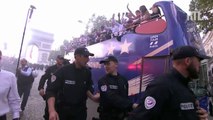 Les Bleus descendent les Champs-Élysées devant une foule en liesse