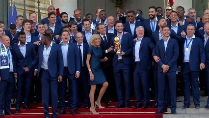 شاهد: ماكرون وزوجته يغنيان مع لاعبي فرنسا في الإليزيه