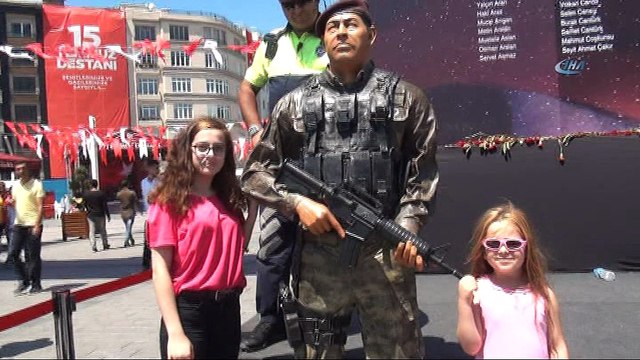 Taksim Meydanı'nda duygulandıran anlar... Polis Memuru, Ömer Halisdemir'e minnetini böyle gösterdi
