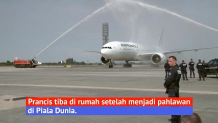 Lloris Tunjukan Trofi Piala Dunia Setelah Mendarat di Paris