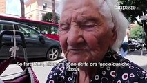 'Non mi servono i soldi, cerco compagnia'La (vera) storia della nonna di 98 anni che cuce presine in strada: