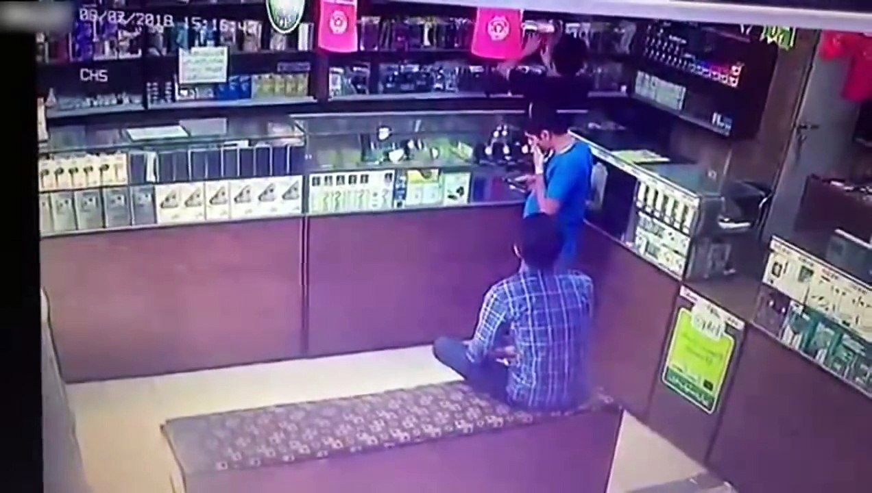 Un briquet prend feu et explose dans un magasin