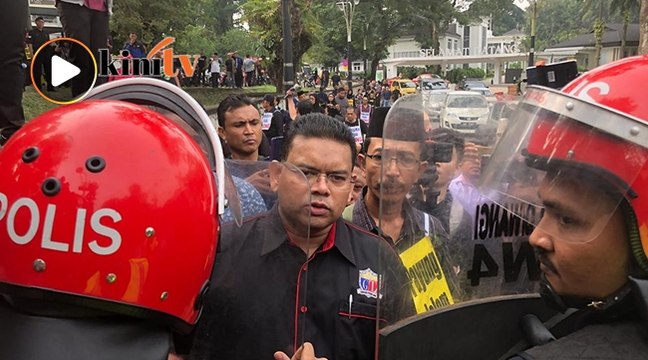 Polis sekat Pemantau berarak ke Parlimen