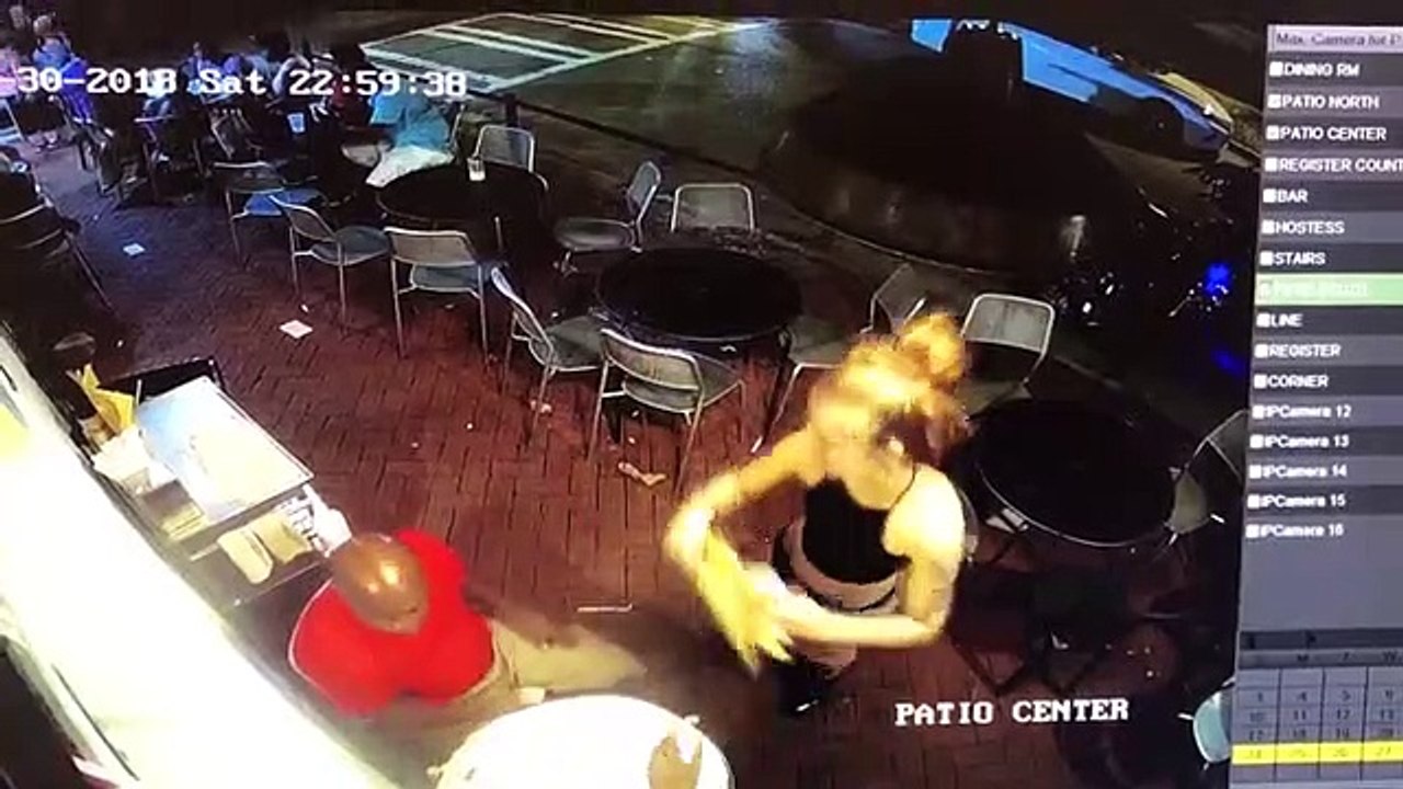 Un client met une main aux fesses d'une serveuse.