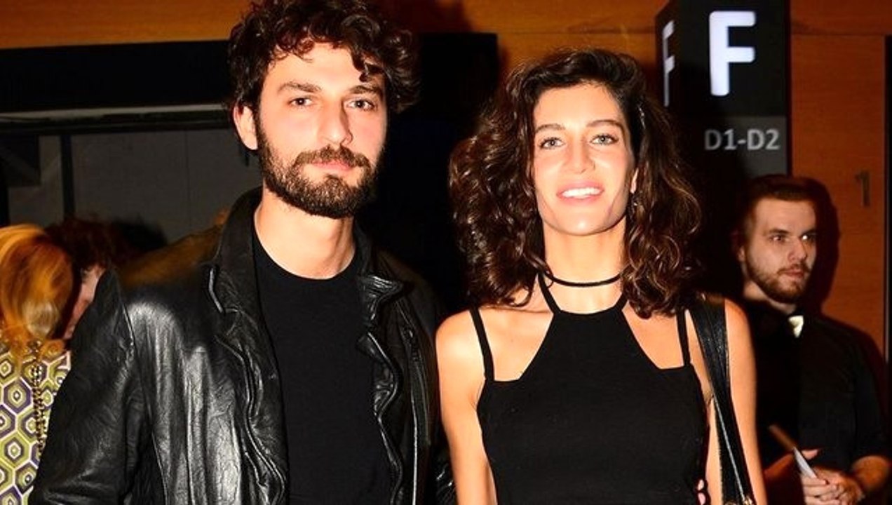 Birkan Sokullu, Sevgilisi Berrak Tüzünataç'a Sevgisini Sarılarak 'Mutluyuz Be Çocuklar' Diyerek İlan Etti