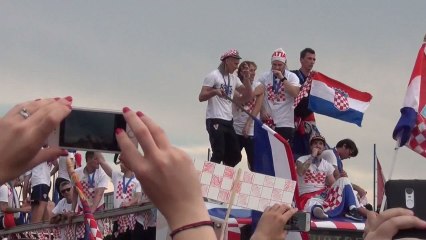 La selección croata celebra su segundo puesto ante miles de aficionados