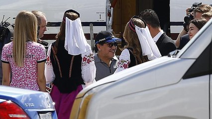 استقبال حافل لمارادونا لدى وصوله لتولي رئاسة نادي بيلاروسي مغمور