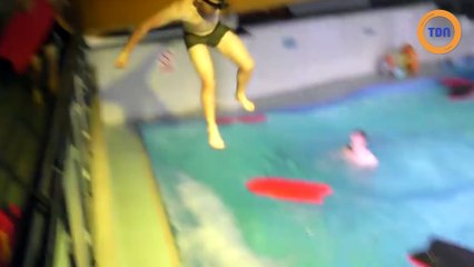 Trois potes s'infiltrent la nuit dans un centre de loisirs et organisent une soirée