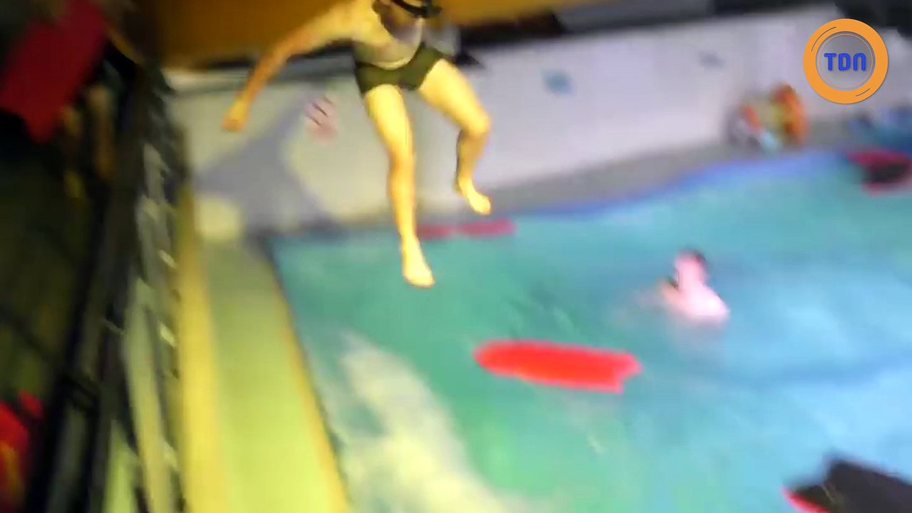 Trois potes s'infiltrent la nuit dans un centre de loisirs et organisent une soirée