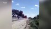 ВИДЕО: Прохожие спасают людей из горящей машины. Как утверждается, данное видео снято 23 июня на трассе М37 Бухара-Каракул.