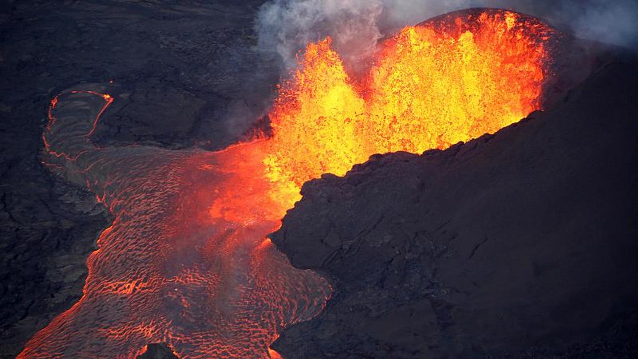 23 Verletzte: Touristenboot von glühender Lava getroffen
