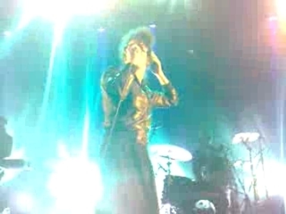 Adrienne Pauly au bikini 14 dec 2007