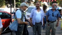 Görme engelli vatandaş darbuka çalıp türkü söyleyerek hayatını kazanıyor