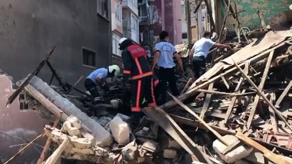 2 katlı metruk bir bina çöktü - MERSİN