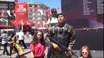 Taksim Meydanı'nda Duygulandıran Anlar... Polis Memuru Şehit Ömer Halisdemir'in Elini Öptü
