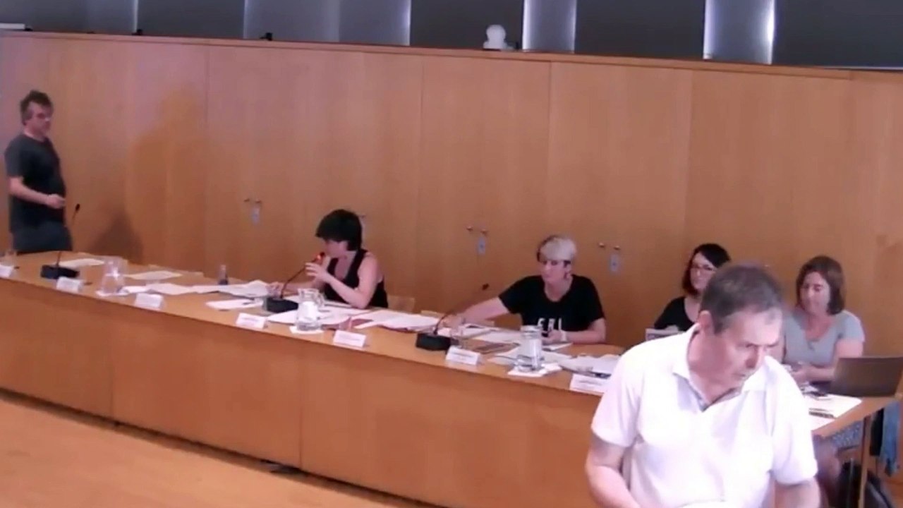 Un vecino de un distrito de Barcelona le regala un bote de escarabajos a una concejal de Ada Colau