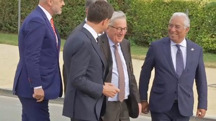 NO COMMENT: Quando Juncker perde o equilíbrio