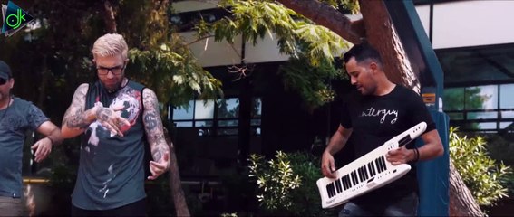 Tus ft. Μάριος Τσιτσόπουλος & Johnny Black - Ποιος Σου Έδωσε Την Άδεια (Official Video Clip)