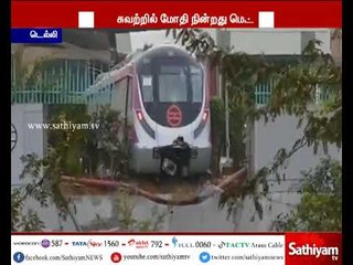 டெல்லியில் புதிய தடத்திற்கான சோதனை ஓட்டத்தின்போது,  மெட்ரோ ரயில் சுவற்றில் மோதி விபத்து
