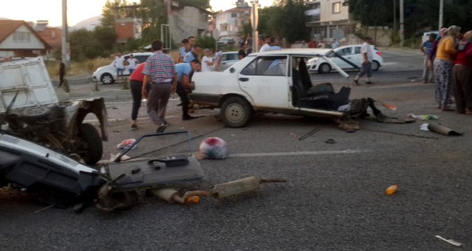 Feci Kazada Otomobil İkiye Bölündü! 4 Yaralı