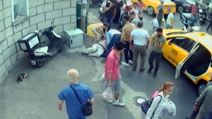 Vatandaşların yaşlı adamı hayatta tutuma çabası kamerada